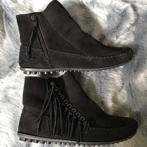 Minnetonka Moccasins: Willow Fringe Booties sz 6.5